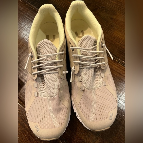 On Running Shoes - Womens OnClouds Like new size 9